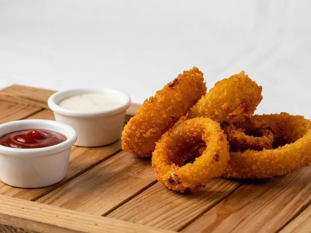 Onion rings with dipping sauce and ketchup